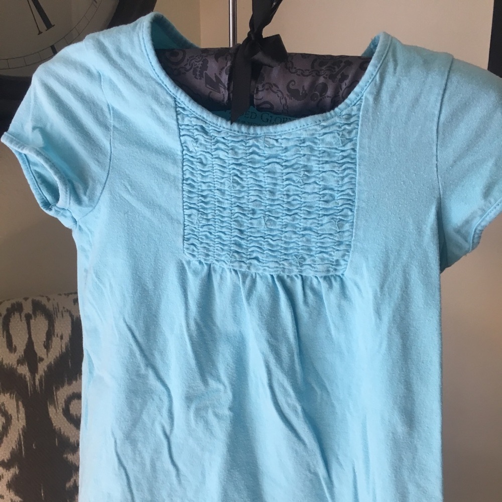 Cute‎ light blue top with sequins